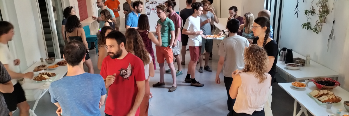 Pièce avec personnes, tables, nourriture, plantes.