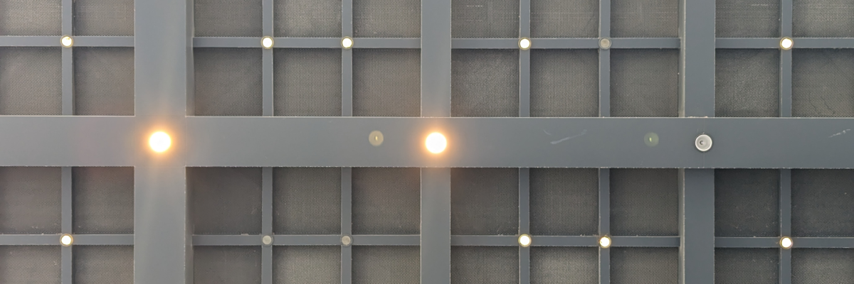 Grille métallique avec lumières.