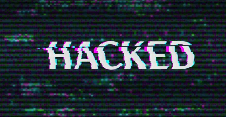 Image montrant du texte "HACKED" sur fond de code numérique pixelisé.