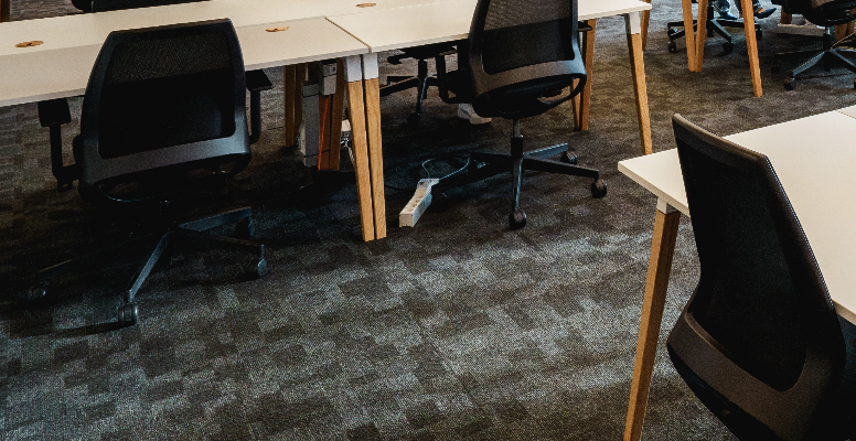 Bureaux, chaises de bureau, tapis.