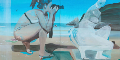 Tableau représentant deux personnes photographiant une plage avec un appareil photo. Une personne est accroupie, l'autre est assise sur une serviette. La scène se déroule sur une plage avec des vagues en arrière-plan.