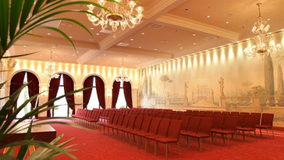 Salle avec chaises, lustre, mur décoratif