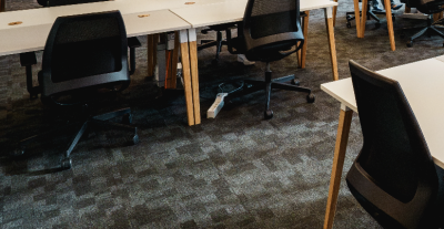 Bureaux, chaises de bureau, tapis.